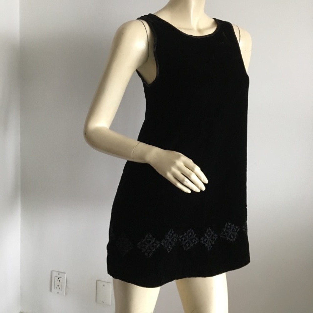 sleeveless black velvet shift dress - Picture 2 of 7